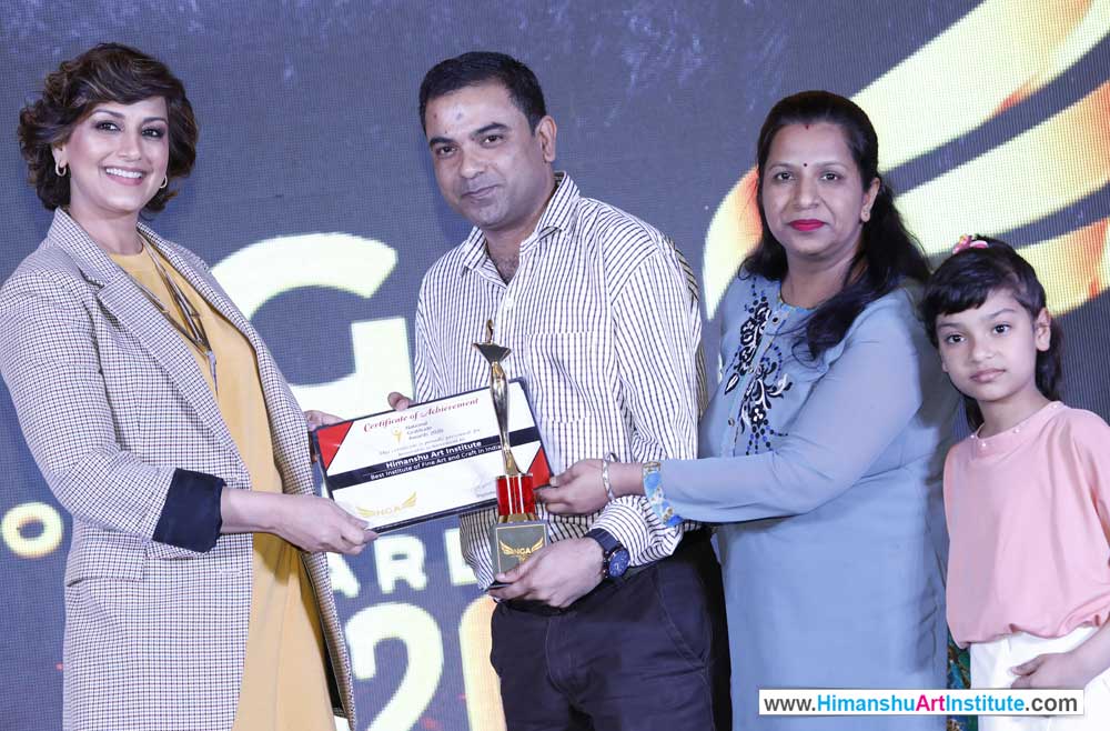 Award for Best Fine Art & Craft Institute in India, Film Actress Sonali Bendre presented the Award of Excellence to Mr Mohit Manocha, Founder of Himanshu Art Institute and Mrs Sheetal Manocha, Director of Himanshu Art Institute received that award, best painting institute in india, best art institute in india, best fine arts colleges in india, best fine arts institute in india,  best painting institute in india, best fine art institute in india, best fine arts colleges in india, best fine arts Academy in india, best fine arts school in delhi, best art and craft colleges in india, best institute for fine arts in india, best craft classes near me, best colleges for fine arts, best drawing institute in india, best drawing classes in india, best drawing school in india, fine art schools in india, top fine art institute, himanshu art institute, west patel nagar, delhi, india